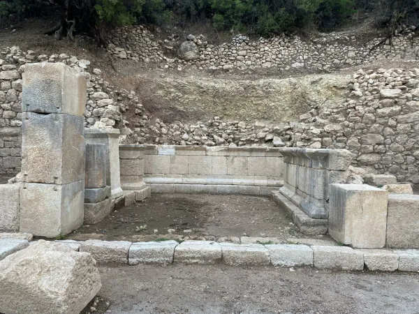 Antik yapı kalıntıları ve çevresindeki doğal ortam