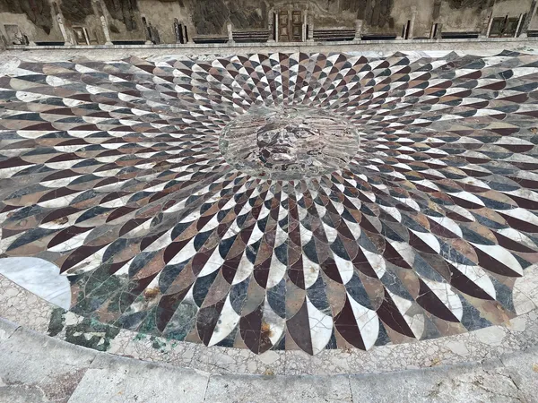 Büyük bir mozaik tasarım, dairesel figür ve yaprak şeklindeki parçalarla zenginleşiyor.