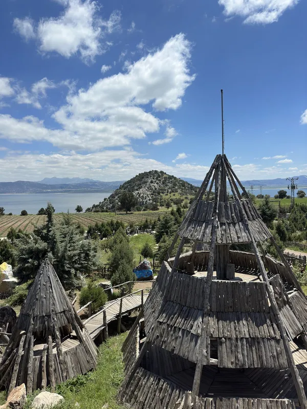 Geleneksel ahşap yapılar ve doğal peyzaj manzarası