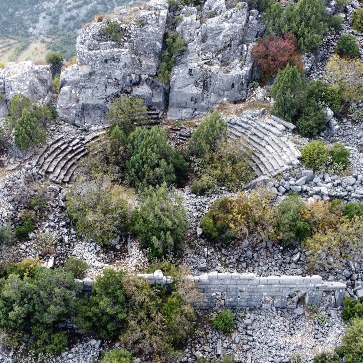 Milias Antik Kenti'nin Etkileyici Tiyatro Kalıntısı - Doğal Ortamda Yarım Daire Oturma Basamakları! Doğal ortamda antik tiyatro kalıntısı, yarım daire oturma basamaklarıyla dikkat çekiyor.