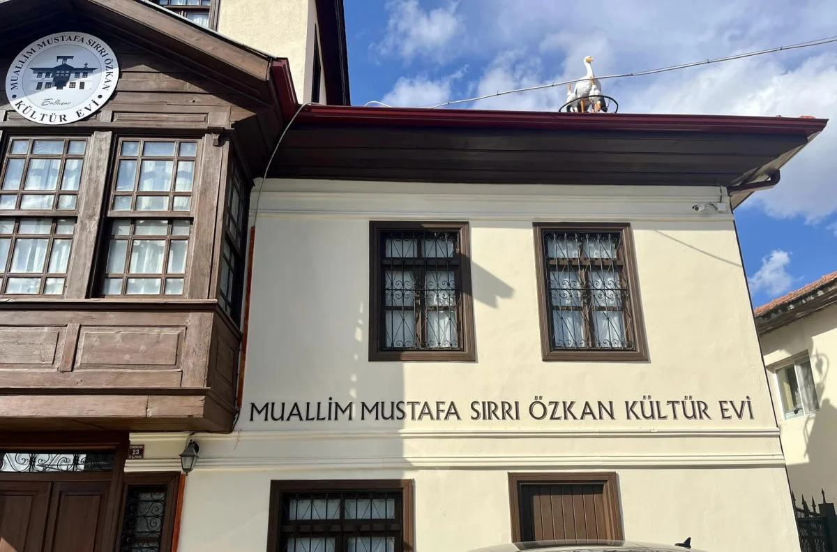 Tarihi Evin Ön Cephesi! Geleneksel Mimari Detaylar Tarihi Muallim Mustafa Sırrı Özkan Kültür Evi'nin ön cephesi, geleneksel mimari detaylarla süslenmiş.