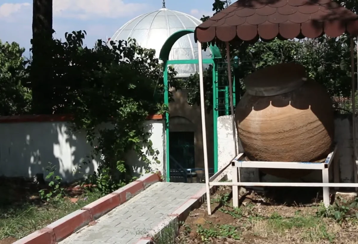 Niyazi Baba Türbesi! Tarih ve Doğanın Buluşma Noktası - Yeşil bitkilerle çevrili çömlek ve kubbeli yapı Yeşil bitkilerin çevrelediği çömlek ve kubbeli yapı, açık hava