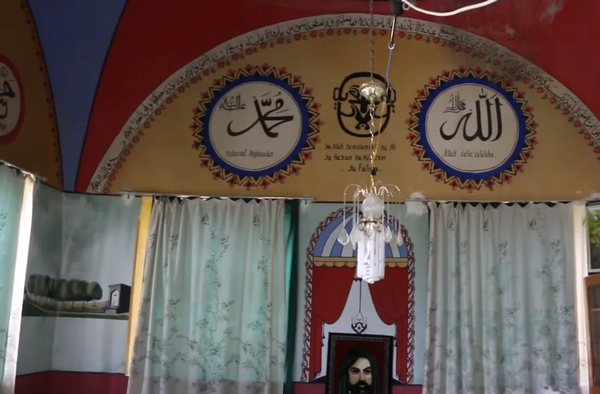 Niyazi Baba Türbesi - İslami Sembollerle Süslenmiş İç Mekan! Mavi ve kırmızı tavan, İslami sembollerle süslenmiş huzur dolu bir iç mekan