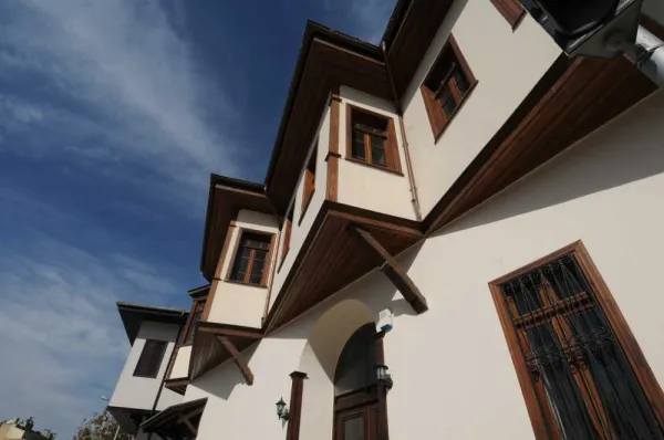 Geleneksel mimaride beyaz duvarlar ve ahşap detaylarla süslü bir ev