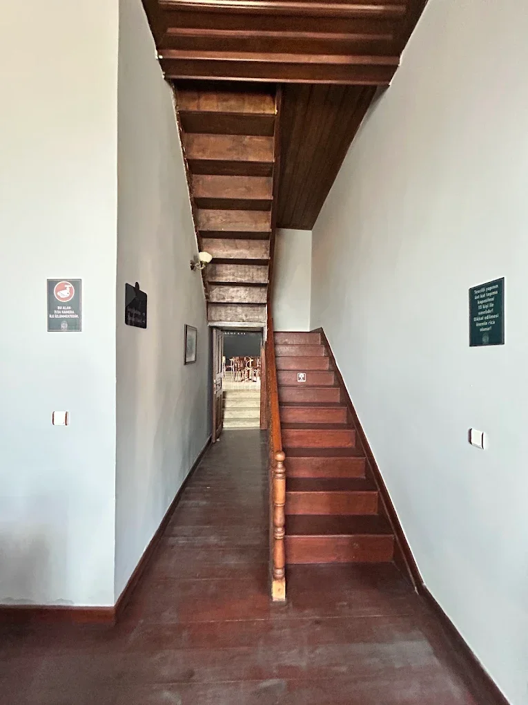 Burdur Piribaşlar Kültür ve Sanat Evi: (Resimleri Sesli Dinle + Galeri Belgesel Modu)