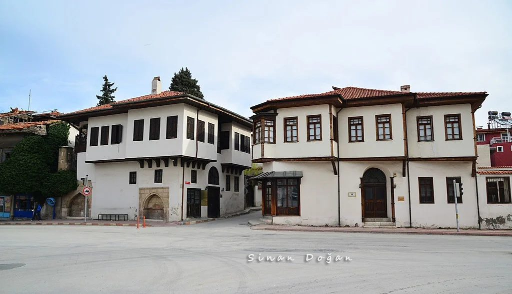 Tarihi Doku ve Sokak Köşesi - Piribaşlar Kültür ve Sanat Evi Sokak köşesinde yer alan iki geleneksel beyaz bina, geniş pencereleriyle dikkat çekiyor.