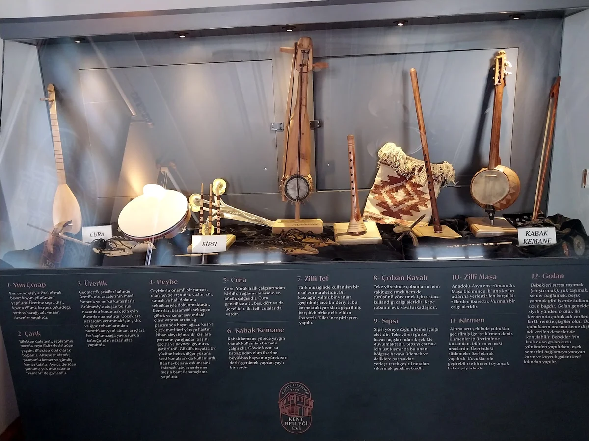 Piribaşlar Kültür ve Sanat Evi'nde Vitrinlenen Enstrümanlar - Geleneksel Türk Müziği Geleneksel Türk müziğine ait enstrümanlar vitrininde cura, kabak kemane ve zilli maşa yer alıyor.