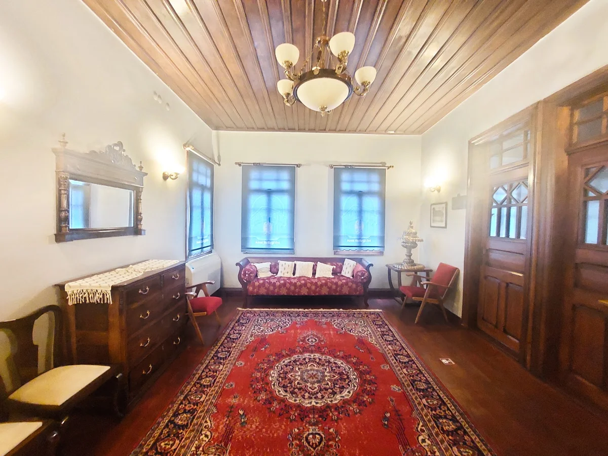 Piribaşlar Kültür ve Sanat Evi'nin Tarihi Oturma Odası - Ahşapla Gelen Sıcaklık Tarihi oturma odası, ahşap tavan ve zeminle sıcak bir atmosfer sunuyor.