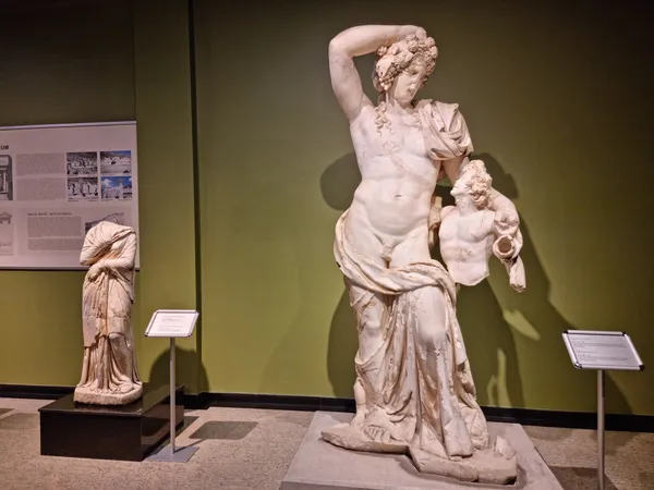Müzede sergilenen kadın ve çocuk figürlü beyaz mermer heykeller