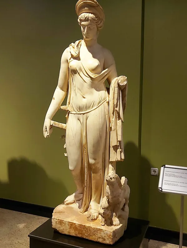 Antik kadın heykeli, kalkan ve kılıç tutarak sergileniyor.