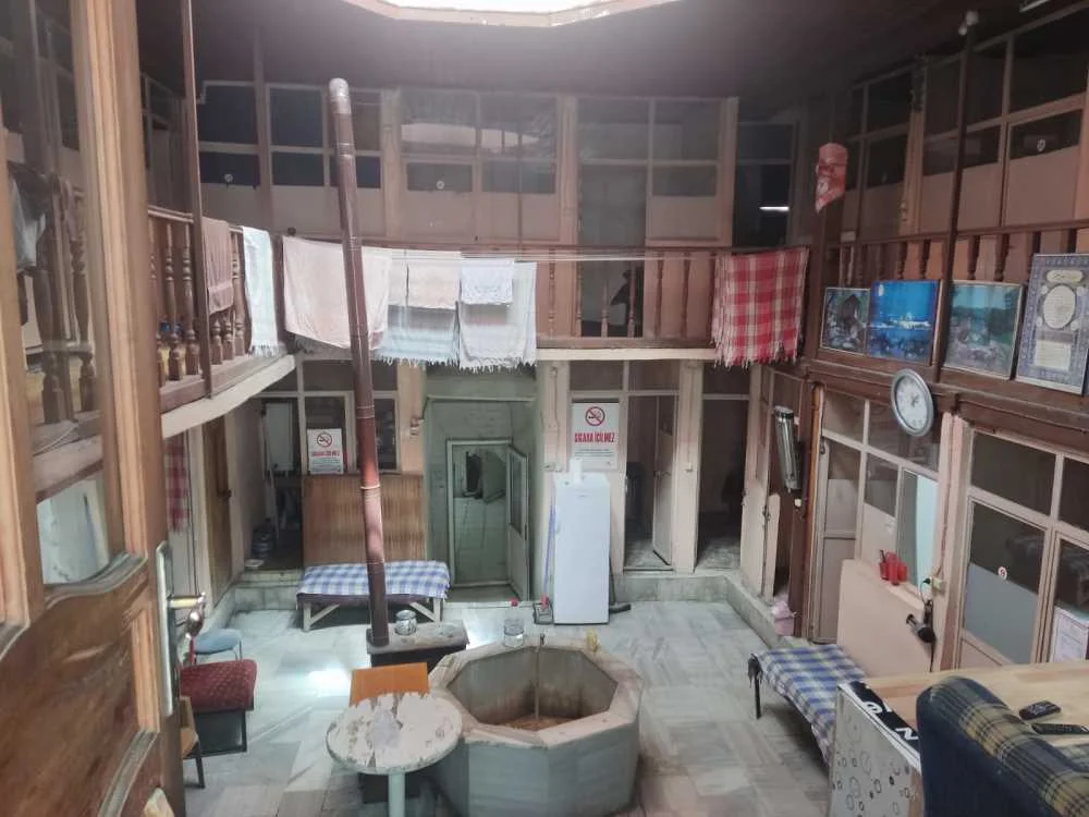 Geleneksel İç Mekan - Ahşap ve Camın Dansı! Ahşap ve cam ile inşa edilmiş, aydınlık bir iç mekan; ortada havuz, çevrede oturma alanları var.