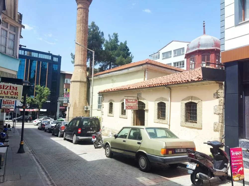 Tarihi ve Modernin Buluştuğu Cadde - Zamanın İzleri! Tarihi yapıların ve modern binaların bulunduğu cadde, güneşli bir günde çekilmiş.