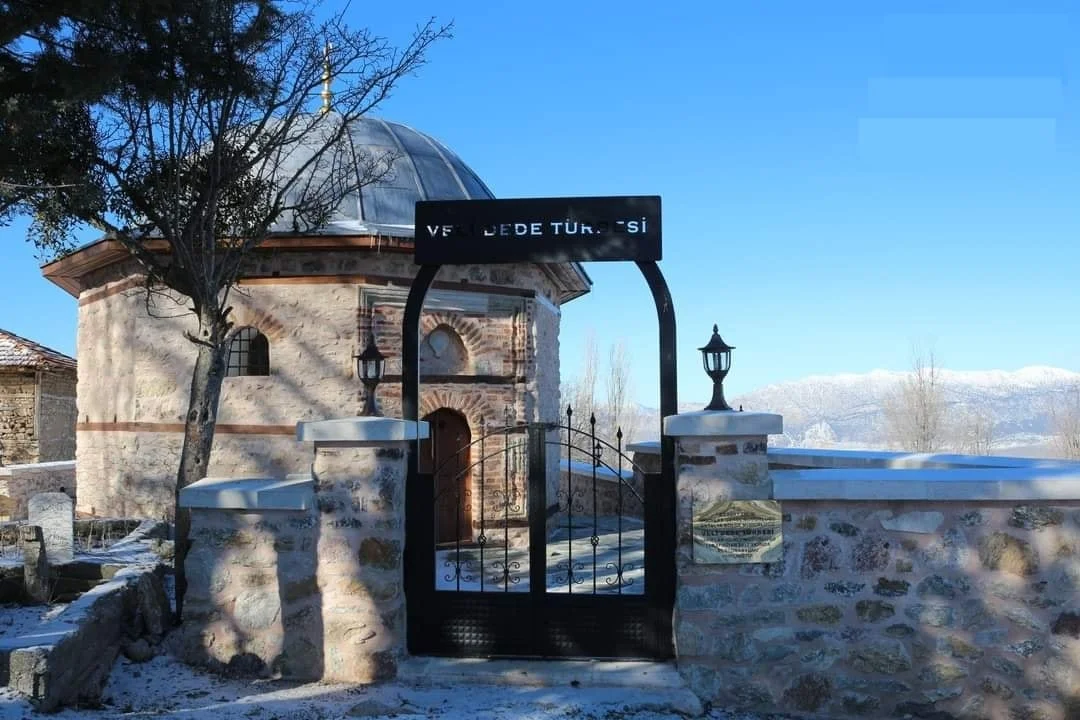 Tarihi ve Huzur Verici Atmosfer - Karlı ortamda Veli Dede Türbesi Karlı ortamda, Veli Dede Türbesi'nin yuvarlak çatısı ve taş duvarları görünmekte.