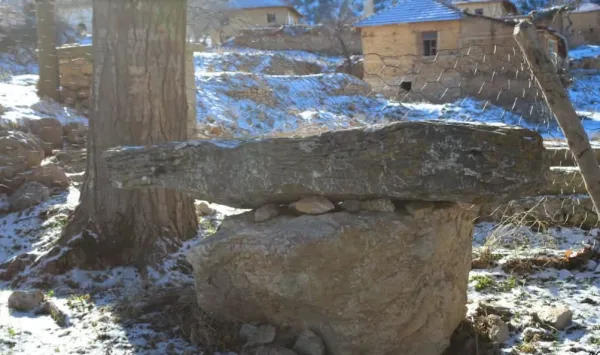 Taş yapılar ve doğal ortamı gösteren bir kış manzarası.