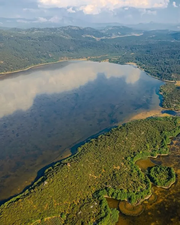 Kovada Gölü'nde ağaçların yansıdığı sakin su manzarası