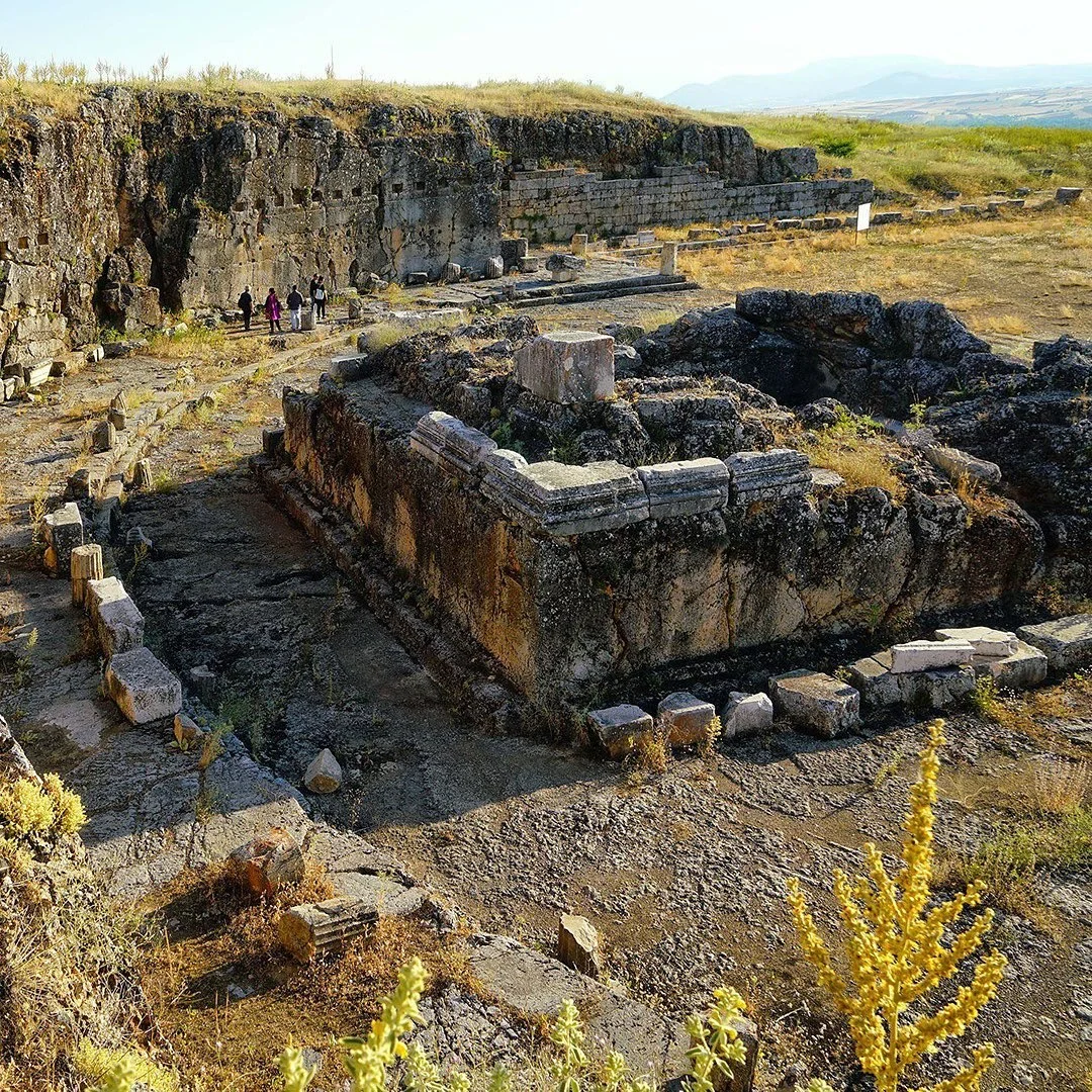 Antik kalıntılar ve yeşillikler - Pisidia Antiokheia'nın Çekici Manzarası! Antik kalıntılar arasında yürüyen insanlar ve yeşil otlarla kaplı alan