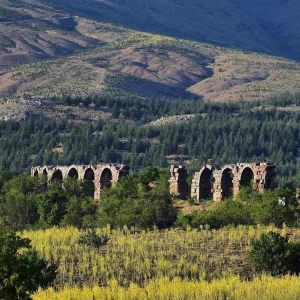 Yıkık antik su kemeri ve çevresindeki doğal manzara