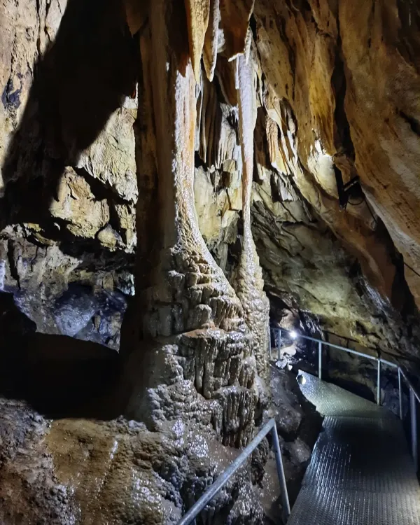 Yer altındaki zindan mağarasının mineral oluşumlarıyla kaplı karanlık duvarları.