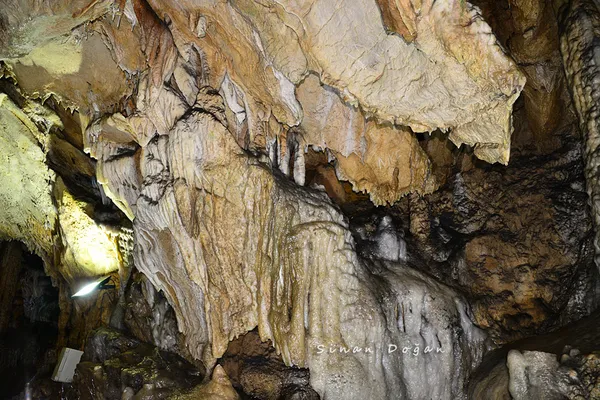 Doğal mağara içi, sarkıtlar ve dikitlerle dolu mistik bir atmosfer sunuyor.