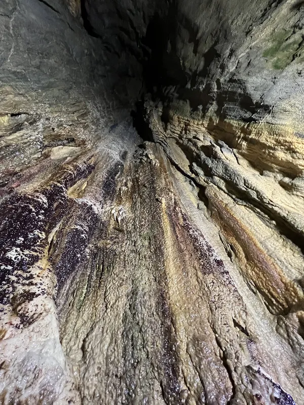 Zindan mağarasının doğal taş duvarları ve ilginç dokusu ile etkileyici iç görüntüsü.