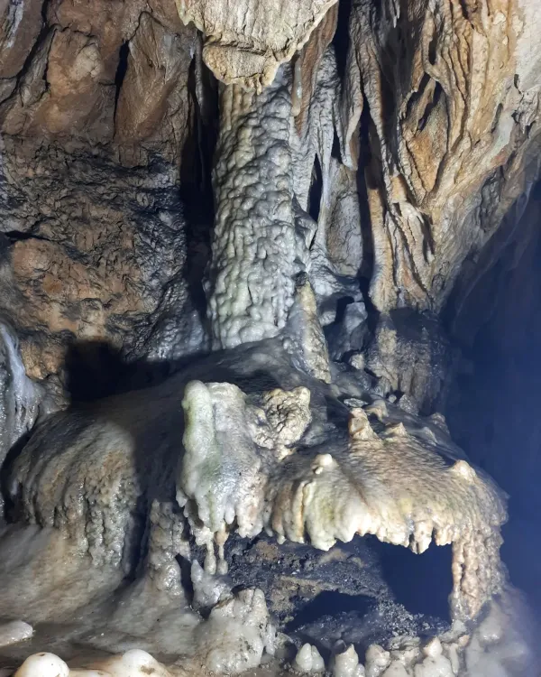 Suyun şekillendirdiği sarkıt ve dikitlerin bulunduğu karanlık bir mağara