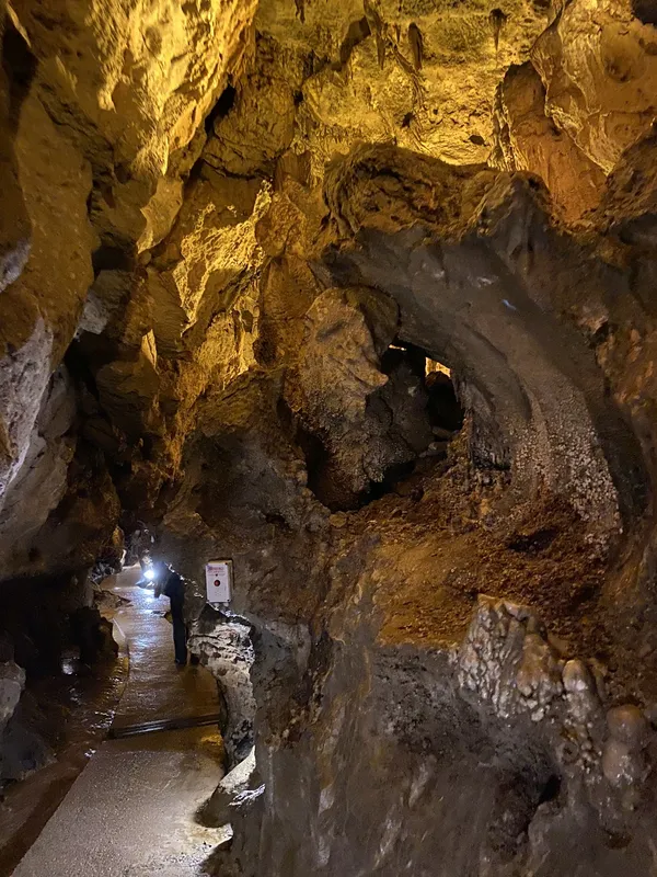 Doğal zindan mağarası içi, taş duvarlar ve sarkıtlar ile dolu.