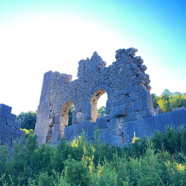 Eski taş yapı kalıntıları, kemerli açıklıklar ve yemyeşil doğa