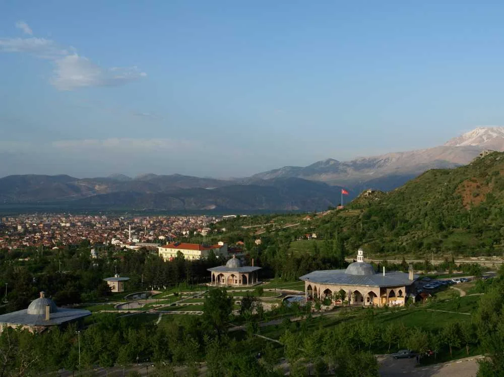 Yemyeşil vadi içinde tarihi yapılar ve doğal güzellikler