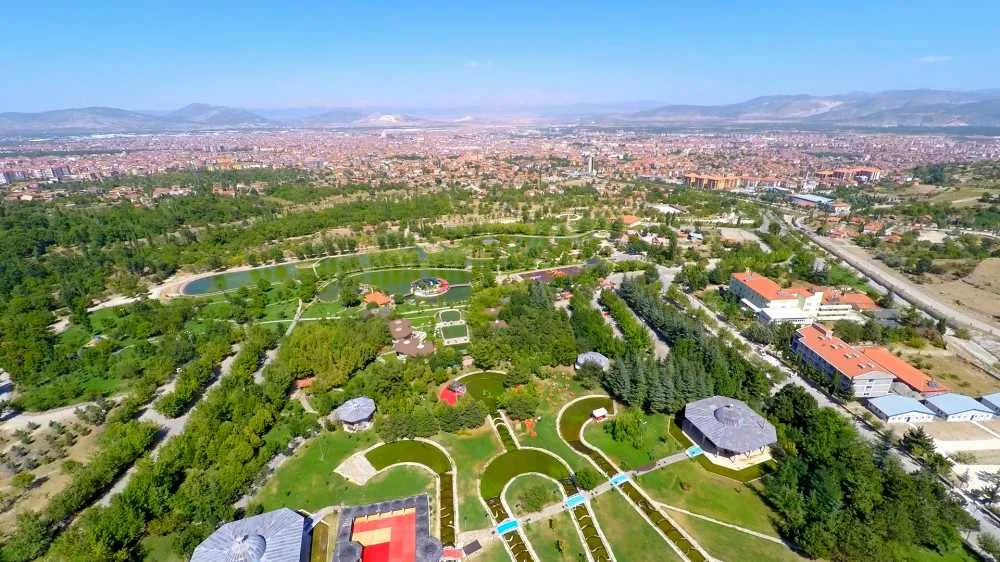 Gökçay mesireliği, göletin etrafında yürüyüş yolları ve dinlenme alanları ile dolu geniş bir park alanı.