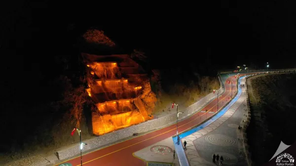 Işıklandırılmış şelale ve yürüyüş yolu ile Gökçay Mesireliği'nin gece atmosferi