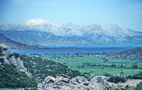 Eğirdir Gölü ve etrafındaki dağ manzarası ile yeşil alanlar