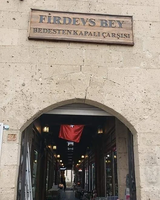 Tarihi çarşının giriş kapısındaki tabela ve içindeki dükkanlar