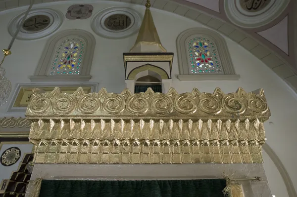 Firdevs Bey Camii'nin süslü mihrap ve zarif minber detayları