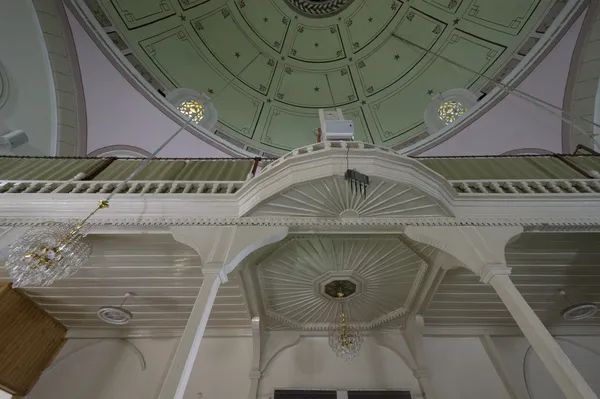 Pastel yeşil ve pembe tonlarıyla süslenmiş büyük dairesel tavan detayları