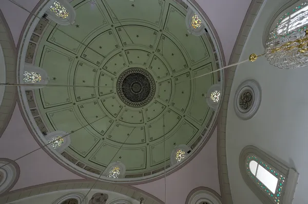 Firdevs Bey Camii iç mekanında yeşil yıldız figürleriyle süslü yuvarlak tavan ve vitray pencereler