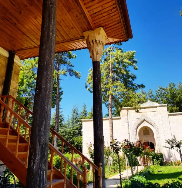 Ertokuş Medresesi'nde silindirik sütunlar ve yeşil bahçe görünümü