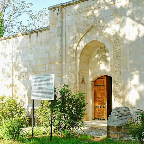 Ertokuş Medresesi'nin zarif taş işçiliğiyle süslenmiş giriş kapısı