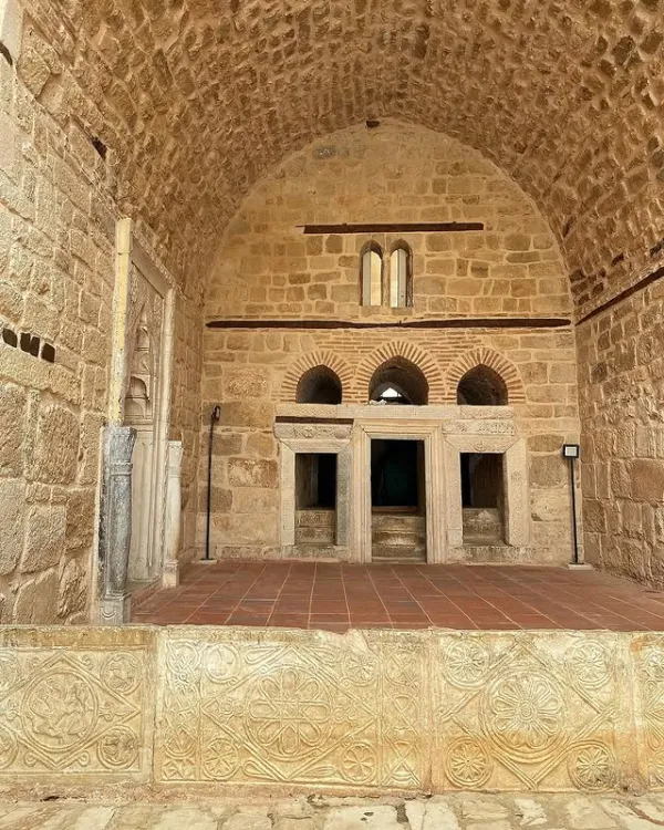 Tarihi Ertokuş Medresesi'nin yüksek kemerli tavanı ve süslü nişleri