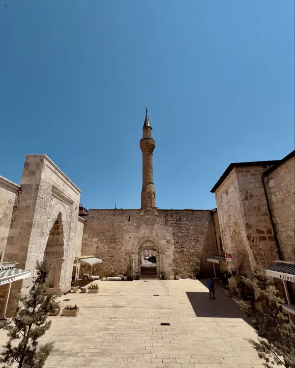 Isparta Hızır Bey Camii: Eğirdir'in Tarihî Ulu Camisi ve Toplumsal Dayanışma Örneği