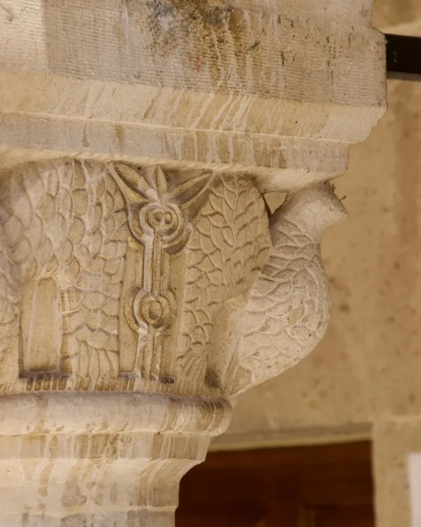 Hızır Bey Camii'nde detaylı taş işçiliği ve kuş figürü