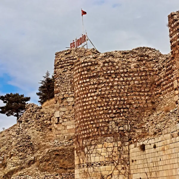 Eğirdir Kalesi'nin taş duvarları ve dalgalanan Türk bayrağı