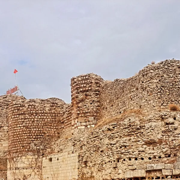 Eğirdir Kalesi'nin yüksek taş surları ve dalgalanan Türk bayrağı