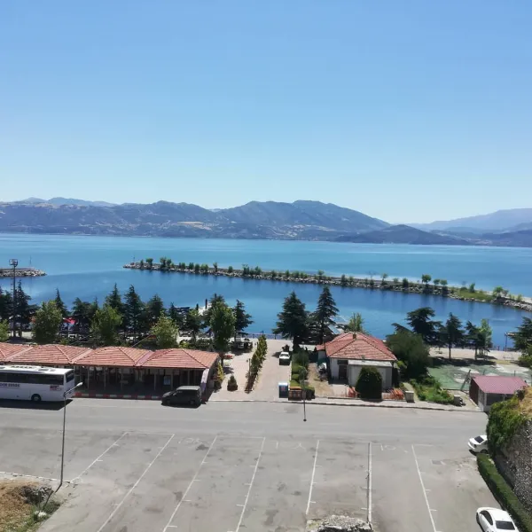 Eğirdir Gölü'nde mavi tonlar ve çevresindeki yeşil dağlar huzur verici bir manzara sunuyor.