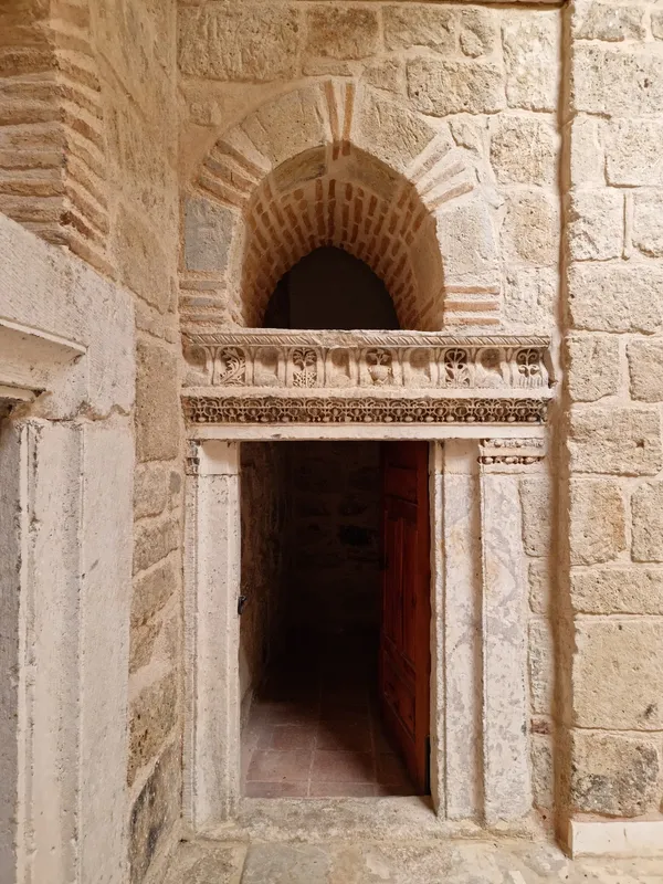 Tarihi Ertokuş Medresesi'nin iç mekanında duvarlar taş ve tuğla detaylarla süslenmiş.