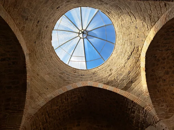 Ertokuş Medresesi'nin iç mekanında yuvarlak tavan açıklığı ve taş yapılar.