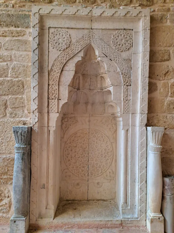 Taş duvarın içinde yer alan zarif niş, kemer ve sütunlarla süslenmiş.