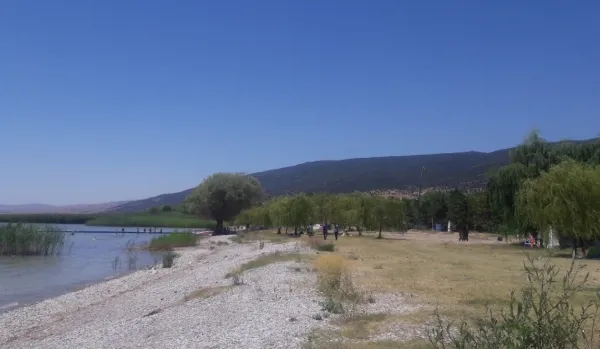 Isparta Yalvaç Taşevi Plajı: Eğirdir Gölü'nün Saklı Kalmış Doğal Plajı Rehberi