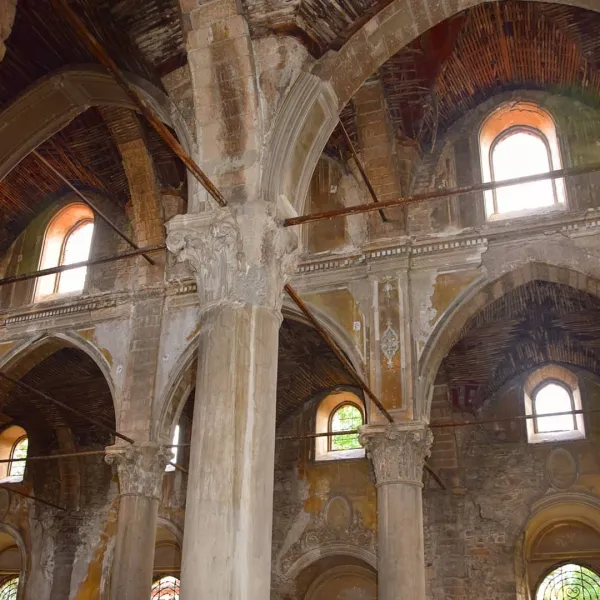 Tarihi Aya Payana Kilisesi'nin iç kısmında yüksek kemerli tavan ve freskler.