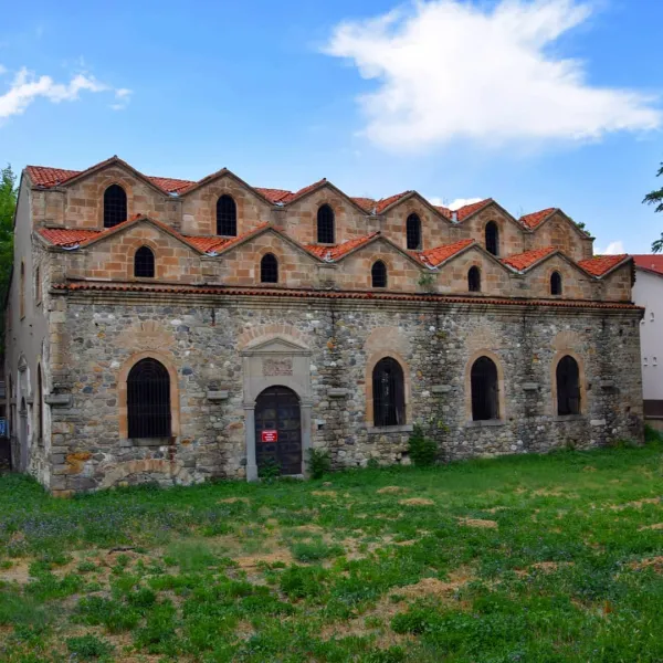 Taşlardan inşa edilmiş, sivri çatılı Aya Payana Kilisesi tarihi yapısı