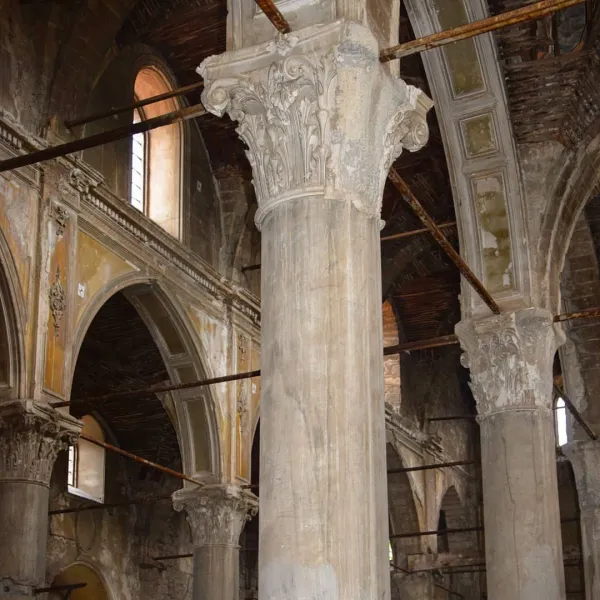 Tarihi Aya Payana Kilisesi'nin iç mekanında büyük sütun ve kemerli yapılar